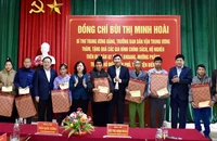 Đồng chí Bùi Thị Minh Hoài cùng các đồng chí lãnh đạo tỉnh Điện Biên trao quà tặng gia đình chính sách xã Pá Khoang, Mường Phăng.