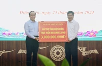 Đồng chí Nguyễn Ngọc Tuấn, Phó Bí thư Thành ủy, Chủ tịch Hội đồng nhân dân thành phố Hà Nội trao 3 tỷ đồng hỗ trợ tỉnh Điện Biên thực hiện các hoạt động an sinh xã hội.