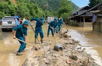 Các lực lượng chức năng vẫn đang nỗ lực khắc phục thiệt hại do lũ quét gây ra ở Mường Pồn.