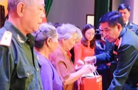Trung tướng Nguyễn Văn Gấu, Ủy viên Trung ương Đảng, Phó Chủ nhiệm Tổng cục Chính trị Quân đội nhân dân Việt Nam tặng quà cho gia đình chính sách huyện Định Hóa.