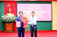 Đồng chí Lê Minh Hưng trao quyết định, tặng hoa chúc mừng đồng chí Trịnh Việt Hùng giữ chức Bí thư Tỉnh ủy Thái Nguyên.