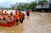 Hỗ trợ người dân trong lũ do ảnh hưởng của bão số 3 ở Thái Nguyên. (Ảnh: THẾ BÌNH)