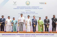 Thủ hiến bang Tamil Nadu, ông M.K. Stalin, Tổng Giám đốc VinFast Ấn Độ, ông Phạm Sanh Châu và các quan chức bang Tamil Nadu thực hiện lễ động thổ nhà máy VinFast.