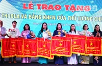 Tặng Cờ thi đua của Thủ tướng Chính phủ cho các tập thể.