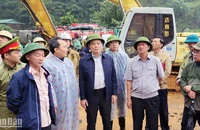 Phó Thủ tướng Trần Lưu Quang (giữa) cùng Đoàn công tác Chính phủ và lãnh đạo tỉnh Lâm Đồng tại hiện trường sạt lở trên đèo Bảo Lộc.
