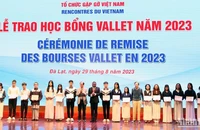 Giáo sư Odon Vallet (thứ bảy, bên phải) và đại diện Tổ chức Gặp gỡ Việt Nam trao học bổng tặng các học sinh xuất sắc tỉnh Lâm Đồng.