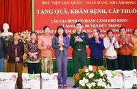 Thiếu tướng Nguyễn Công Sơn, Phó Chính ủy học viện và lãnh đạo địa phương trao quà tặng các gia đình chính sách, gia đình có hoàn cảnh khó khăn tại xã Ninh Gia, huyện Đức Trọng, Lâm Đồng.