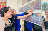 Học sinh đồng bào dân tộc thiểu số tại Lâm Đồng trải nghiệm ấn bản tranh panorama "Chiến dịch Điện Biên Phủ".