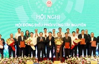 Các thành viên Hội đồng điều phối vùng Tây Nguyên đón nhận Quyết định Quy hoạch vùng Tây Nguyên thời kỳ 2021-2030, tầm nhìn đến năm 2050.