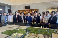 Đồng chí Trần Hồng Hà, Phó Thủ tướng Chính phủ lắng nghe doanh nghiệp giới thiệu về Khu công nghiệp Sơn Mỹ I. 