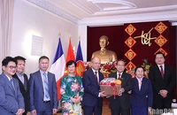 Đại sứ Kham-Inh Khitchadeth tặng quà chúc Tết tại Đại sứ quán Việt Nam tại Pháp. 