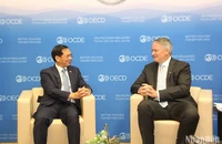 Bộ trưởng Ngoại giao Bùi Thanh Sơn gặp Tổng Thư ký OECD Mathias Cormann. Ảnh: MINH DUY