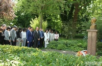 Dâng hoa trước tượng Chủ tịch Hồ Chí Minh trong công viên Montreau ở thành phố Montreuil và dành phút mặc niệm tưởng nhớ, bày tỏ lòng biết ơn vô hạn về công lao trời biển của Người. (Ảnh: Khải Hoàn)