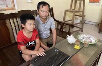 Gia đình anh Đinh Công Nguyên, xã Dương Phong, huyện Bạch Thông đã mua được máy tính cho con trai học thông qua vốn vay Ngân hàng Chính sách xã hội. 