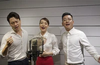 Các ca sĩ Tuấn Hưng, Thu Thủy và Minh Quân (từ phải qua) thể hiện ca khúc “Vươn xa thanh niên” tại phòng thu.