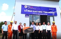 Lãnh đạo Công ty Điện lực Đắk Lắk và Báo Đắk Lắk bàn giao nhà tình nghĩa tặng gia đình chị H’Biêr Byă ở buôn Aê Lai, xã Krông Jing, huyện M’Drắk.