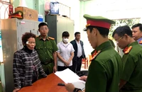 Đối tượng Thông Thị Định (áo khoác sọc) bị bắt tạm giam về hành vi “Lừa đảo chiếm đoạt tài sản”.