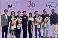 Ca sĩ Joseph Quyền (thứ tư từ trái sang) cùng các nghệ sĩ Việt Nam tại lễ ra mắt MV.