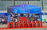 Ban tổ chức cắt băng khai mạc triển lãm Techfest Vĩnh Phúc 2022.