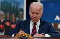 Tổng thống Mỹ Joe Biden ký một đạo luật tại Nhà Trắng. (Ảnh: AFP/TTXVN)
