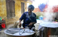 Ông Đặng Bê (68 tuổi), trú thôn Túy Loan Tây với nghề làm bánh đã gần 50 năm.