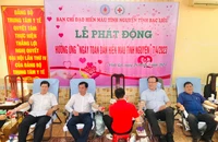 Phó Chủ tịch Ủy ban nhân dân tỉnh Bạc Liêu Phan Thanh Duy (người thứ 2, từ trái qua) tham gia hiến máu tình nguyện.