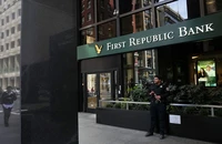 Nhân viên bảo vệ đứng trước cửa một chi nhánh của Ngân hàng First Republic ở San Francisco, California, Hoa Kỳ. (Ảnh: REUTERS)