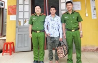 Anh Lý Nam Định (đứng giữa) nhận lại tài sản bị đánh rơi từ Công an xã Thượng Hà, huyện Bảo Yên, tỉnh Lào Cai. (Ảnh: QUỲNH TRANG)