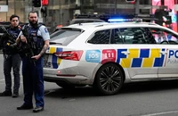 Các sĩ quan cảnh sát phong tỏa hiện trường vụ xả súng tại Auckland, New Zealand. (Ảnh: Sky Sports)