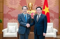 Chủ tịch Quốc hội Vương Đình Huệ và ông Maeda Tadashi, Chủ tịch Hội đồng Quản trị Ngân hàng Hợp tác Quốc tế Nhật Bản (JBIC). (Ảnh: Duy Linh)