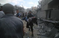 Chuyển một em nhỏ bị thương sau loạt không kích của Israel xuống thành phố Rafah, Dải Gaza ngày 17/10. (Ảnh: THX/TTXVN)