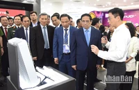 Thủ tướng Phạm Minh Chính đi thăm các cơ sở tại Trung tâm Đổi mới sáng tạo Quốc gia.