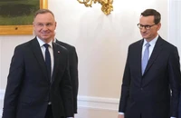 Tổng thống Ba Lan Andrzej Duda (trái) và Thủ tướng Mateusz Morawiecki tại Vácsava, ngày 24/10. (Ảnh: AFP/TTXVN)