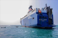 Tàu chở hàng Galaxy Leader (phải), bị lực lượng Houthi bắt giữ 2 ngày trước, về tới cảng tỉnh Hodeida, ngoài khơi Biển Đỏ. (Ảnh tư liệu: AFP/TTXVN)