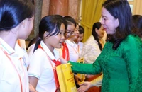 Phó Chủ tịch nước trao quà tặng các trẻ em tham dự Trại hè "Hoa hướng dương". 