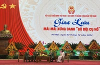 Các đại biểu giao lưu, chia sẻ tại chương trình. 