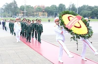 Đoàn đại biểu Quân ủy Trung ương, Bộ Quốc phòng đặt vòng hoa vào Lăng viếng Chủ tịch Hồ Chí Minh. 