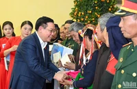 [Ảnh] Chủ tịch Quốc hội Vương Đình Huệ tặng quà cho gia đình chính sách, người lao động có hoàn cảnh khó khăn tỉnh Yên Bái 