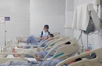 Các công nhân bị thương đang được chăm sóc tại Bệnh viện Đa khoa tỉnh Quảng Ninh. Ảnh: TTXVN
