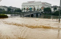 Sau bão Yagi, nước sông Hồng tràn vào cô lập khu vực phường Nguyễn Thái Học, thành phố Yên Bái. (Ảnh: THANH SƠN)