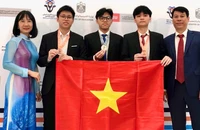 3 học sinh Việt Nam (đứng giữa) đoạt huy chương.