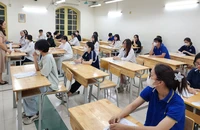 Thí sinh làm thủ tục dự thi, nghe phổ biến quy chế thi tại điểm thi Trường THPT Việt Đức.