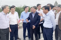 Phó Chủ tịch Quốc hội Nguyễn Đức Hải cùng Đoàn giám sát của Quốc hội khảo sát trên tuyến cao tốc Cam Lộ-La Sơn.