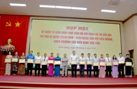 Lãnh đạo tỉnh Kiên Giang tặng bằng khen cho các tập thể, cá nhân là gương điển hình tiên tiến tiêu biểu trong các phong trào thi đua yêu nước. 