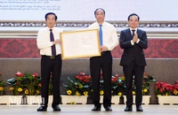 Phó Thủ tướng Chính phủ Trần Lưu Quang trao Quyết định phê duyệt quy hoạch tỉnh Kiên Giang thời kỳ 2021-2030, tầm nhìn đến năm 2050 cho lãnh đạo tỉnh Kiên Giang. 