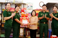Hội Phụ nữ Bộ Chỉ huy Quân sự tỉnh Kiên Giang thăm, tặng quà nữ Anh hùng lực lượng vũ trang nhân dân Nguyễn Ngọc Ánh.