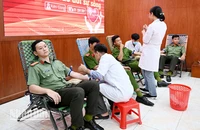 Cán bộ, chiến sĩ Công an tỉnh Kiên Giang tham gia hiến máu.