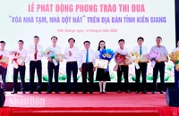 Lãnh đạo tỉnh Kiên Giang tặng hoa tri ân các nhà tài trợ. 