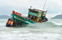 Cán bộ, chiến sĩ Lữ đoàn 127, Bộ Tư lệnh Vùng 5 Hải quân cứu kéo tàu cá Kiên Giang ra khỏi nơi mắc cạn.