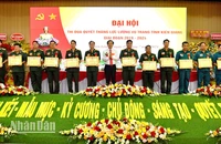 Ủy viên Trung ương Đảng, Bí thư Tỉnh ủy Kiên Giang Đỗ Thanh Bình trao Bằng khen cho các tập thể đạt thành tích xuất sắc trong phong trào Thi đua quyết thắng lực lượng vũ trang tỉnh Kiên Giang giai đoạn 2019-2024.